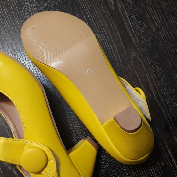 Yellow shoes - Picture 4 of 4